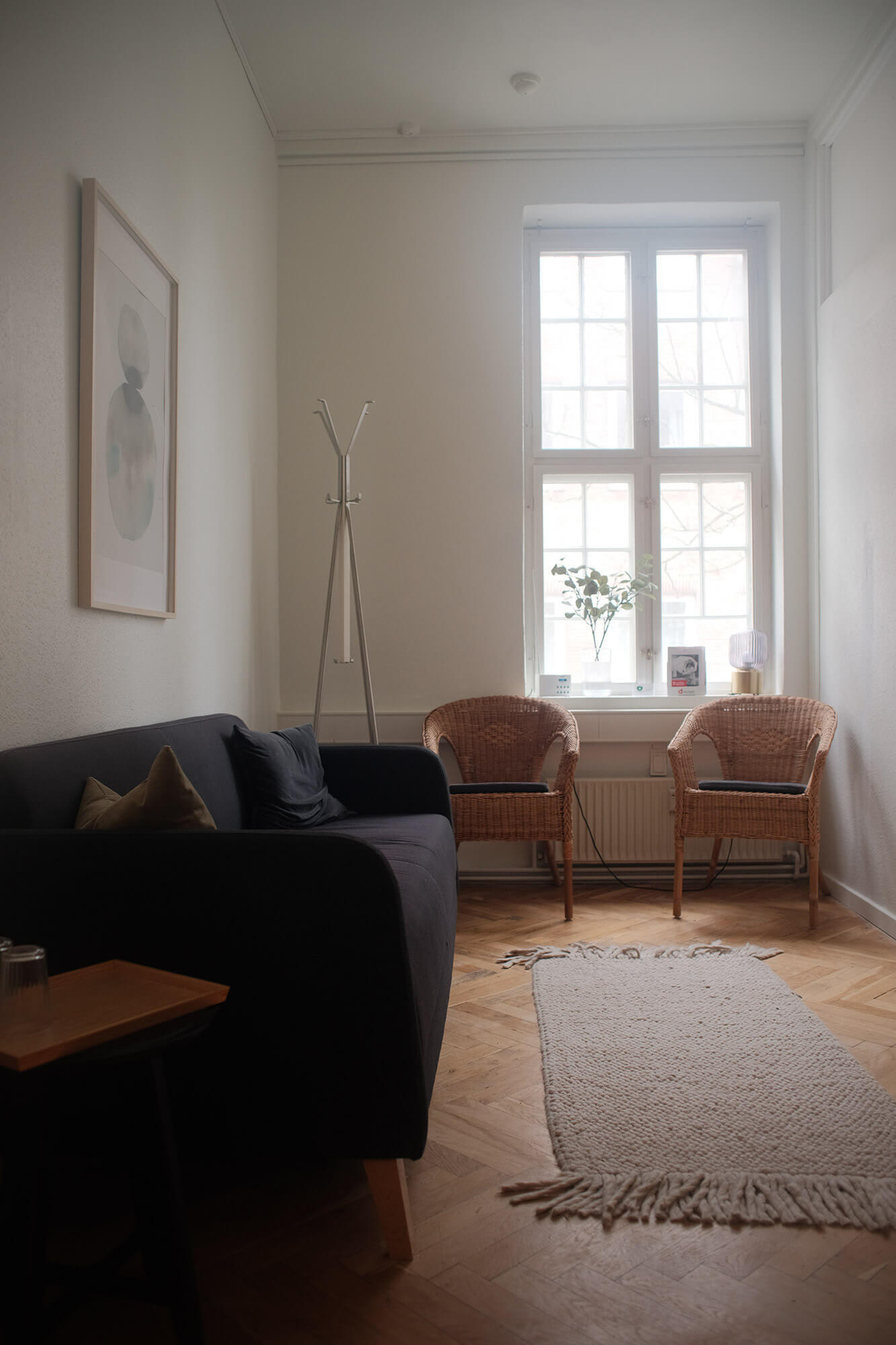 Venteværelse med behagelige sofaer og stole